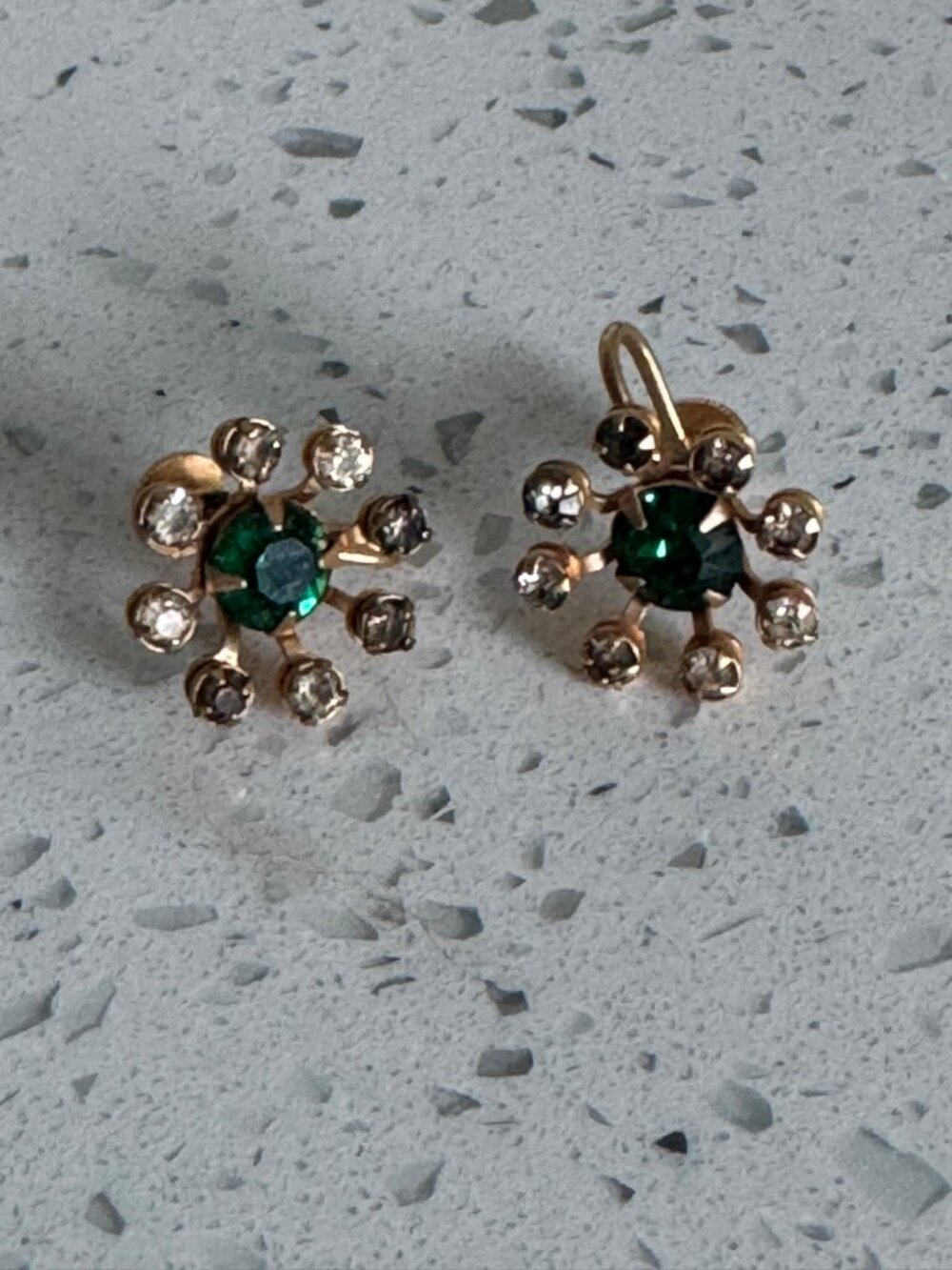 Vintage Green Rhinestone Screw Back Earrings Gold Tone Starburst